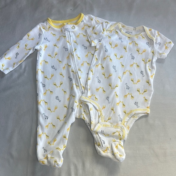 Simple Joys - Yellow and Gray Onesie and sleeper with giraffe design - Picture 1 of 4